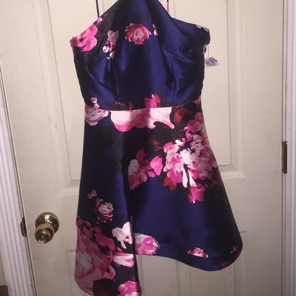 Formal dress - Picture 2 of 5